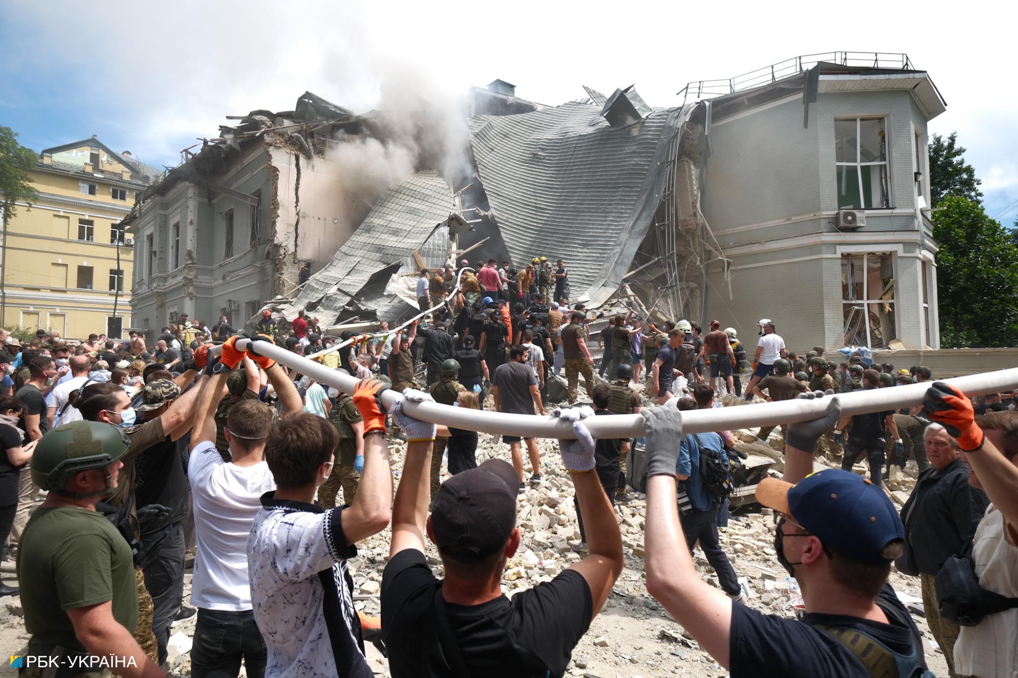 "Охматдет" разбирают по кирпичу уже 10 часов. Репортаж РБК-Украина с места вражеского удара по детям